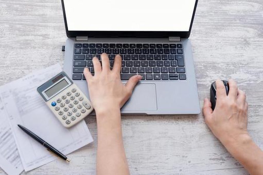 経理担当者が会計業務を行っている様子