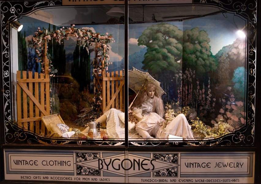 Escaparate de tienda vintage con temática primaveral