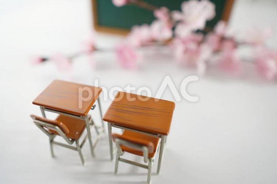 春の教室の窓と桜