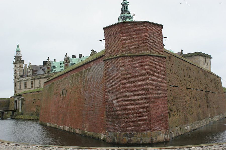 hamlet-anger-battlements-explained-92fttj8g