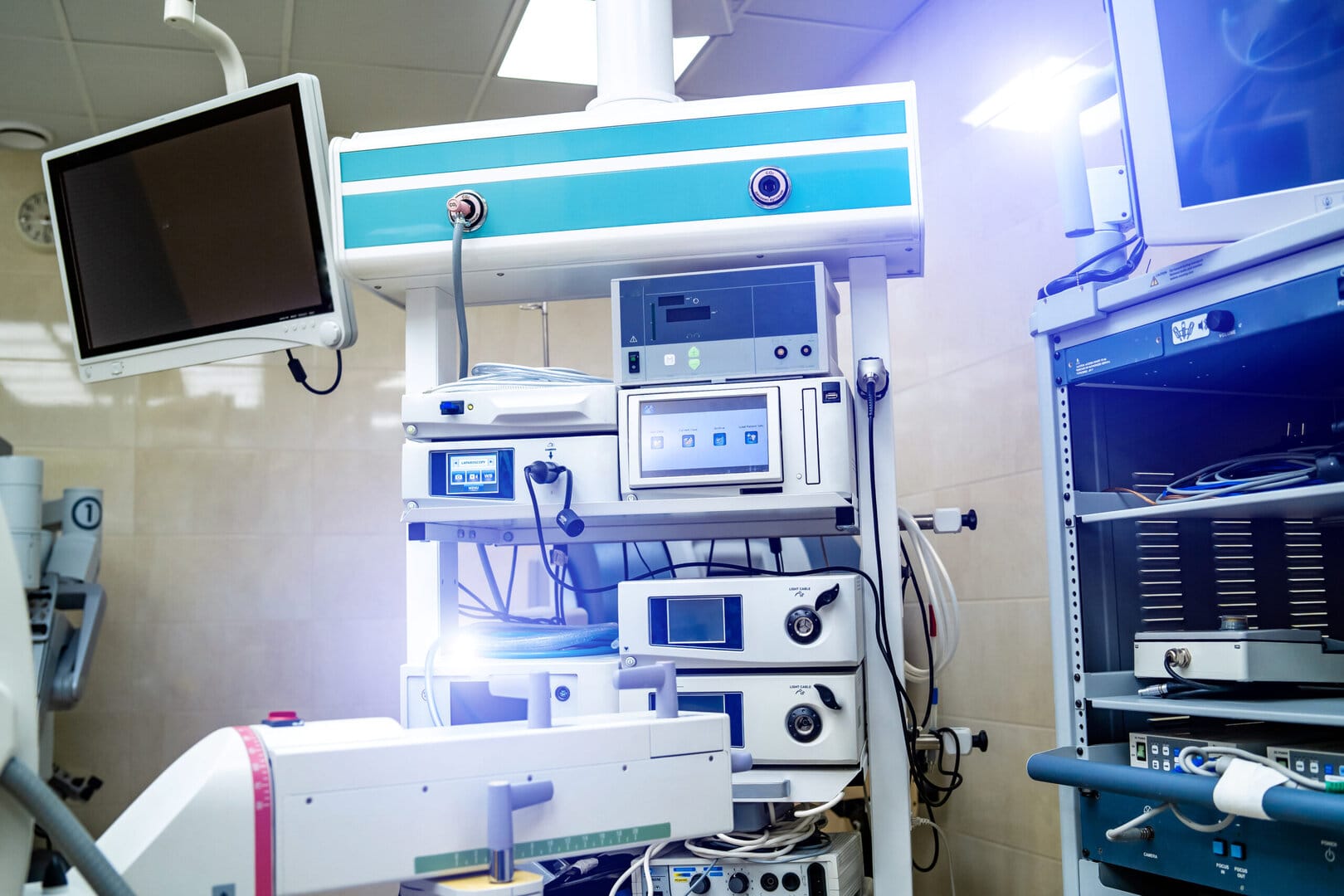 clinic room with minimal invasive surgical equipment