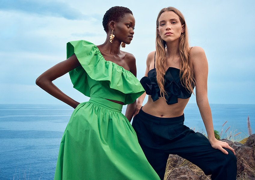 Model met kleurrijke H&M zomeroutfit