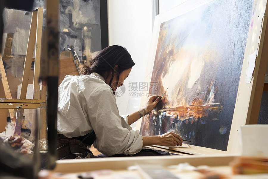 女艺术家在工作室创作油画