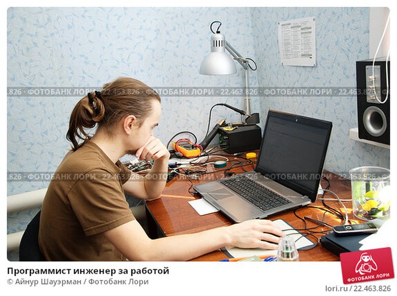 Программист инженер за работой
