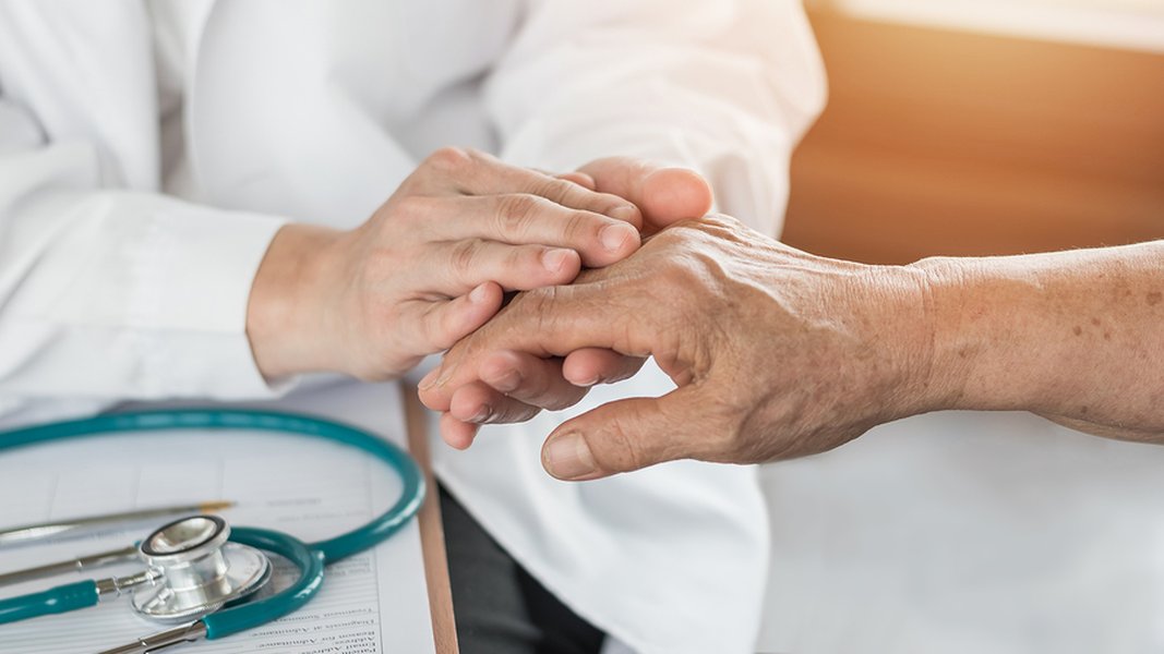 humanized-elderly-care-chile-r6o4afh3