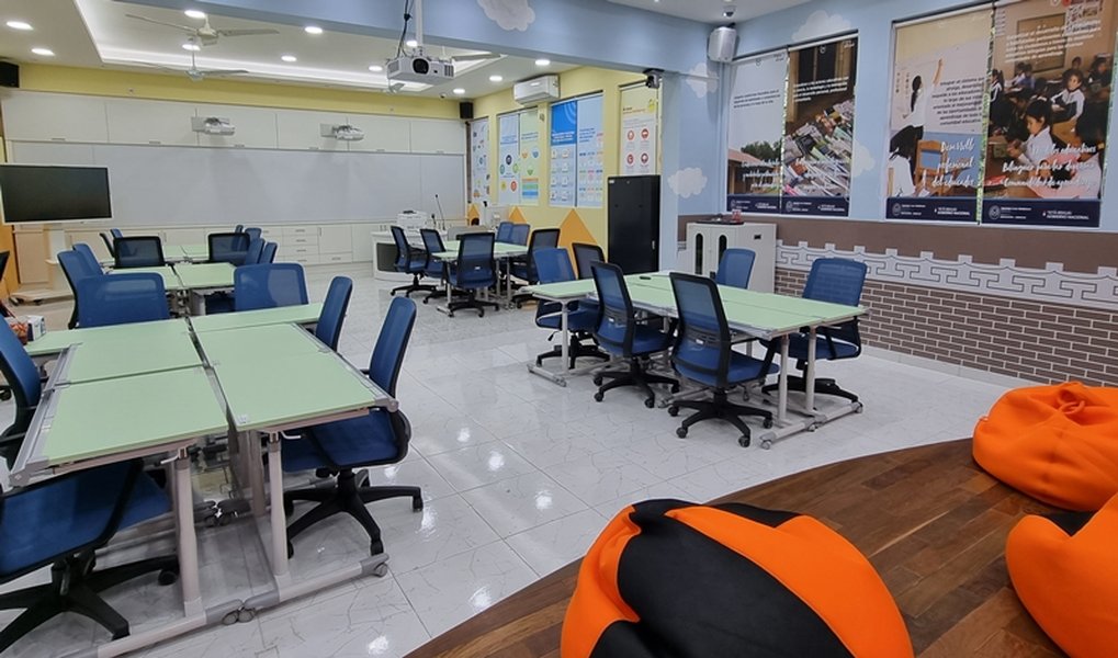 Aula moderna con tecnología integrada, estilo coreano.