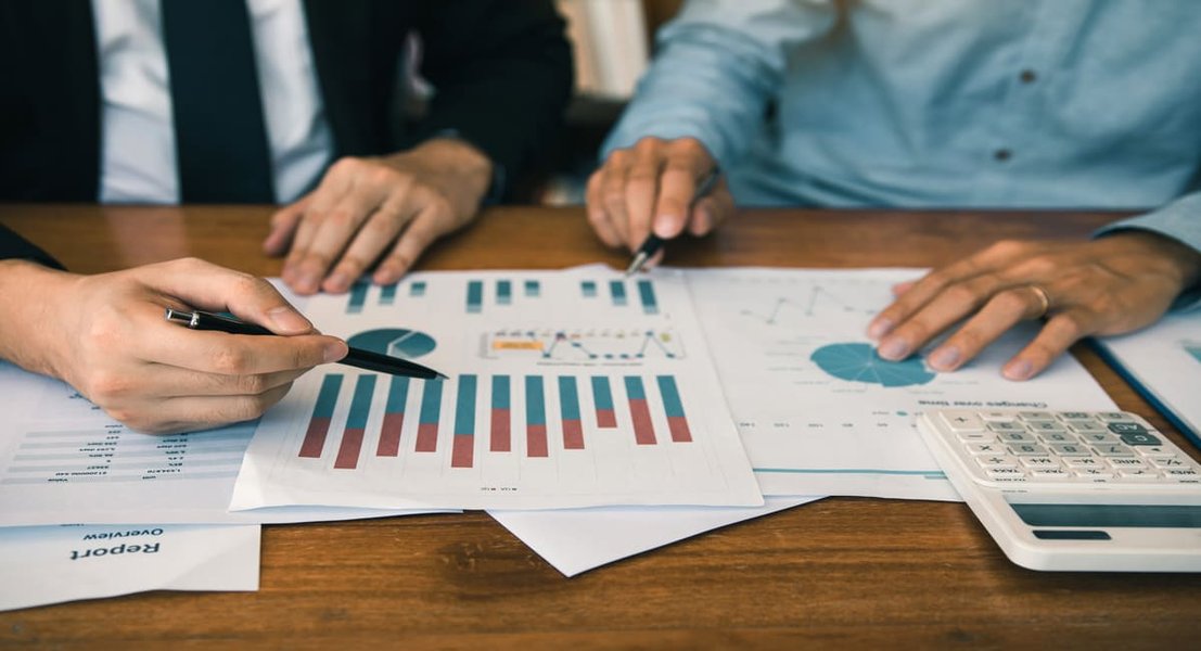 Consulente finanziario che lavora al computer, simbolo di pianificazione e strategia