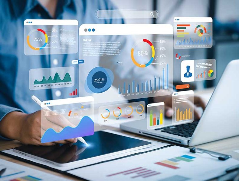 Analyste utilisant un tableau de bord pour l'audit interne des données d'entreprise