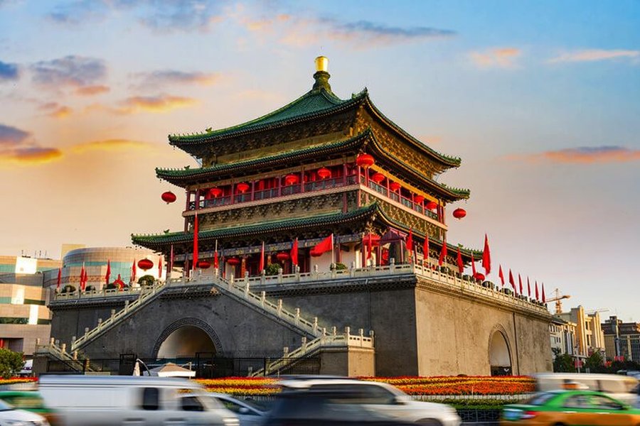 Collage of Xi'an attractions including Terracotta Army and City Wall