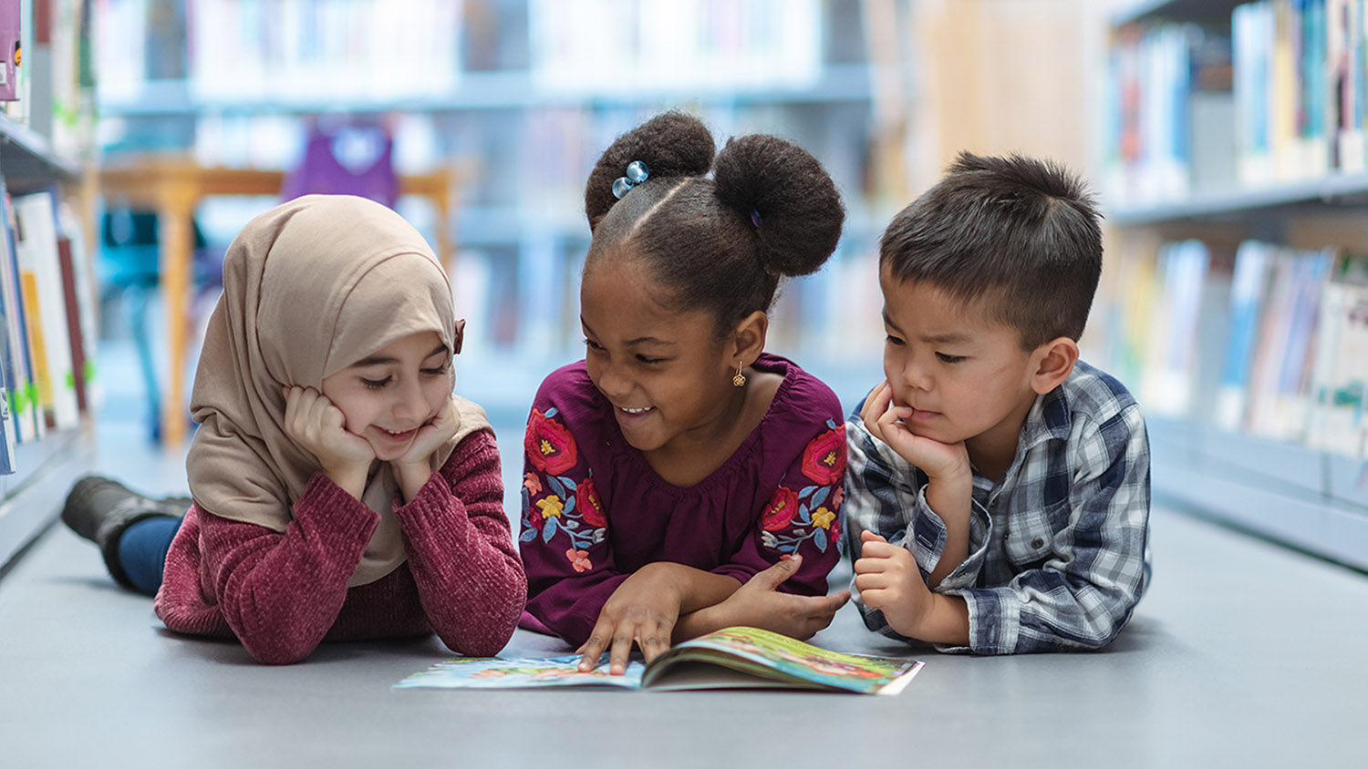 children reading together