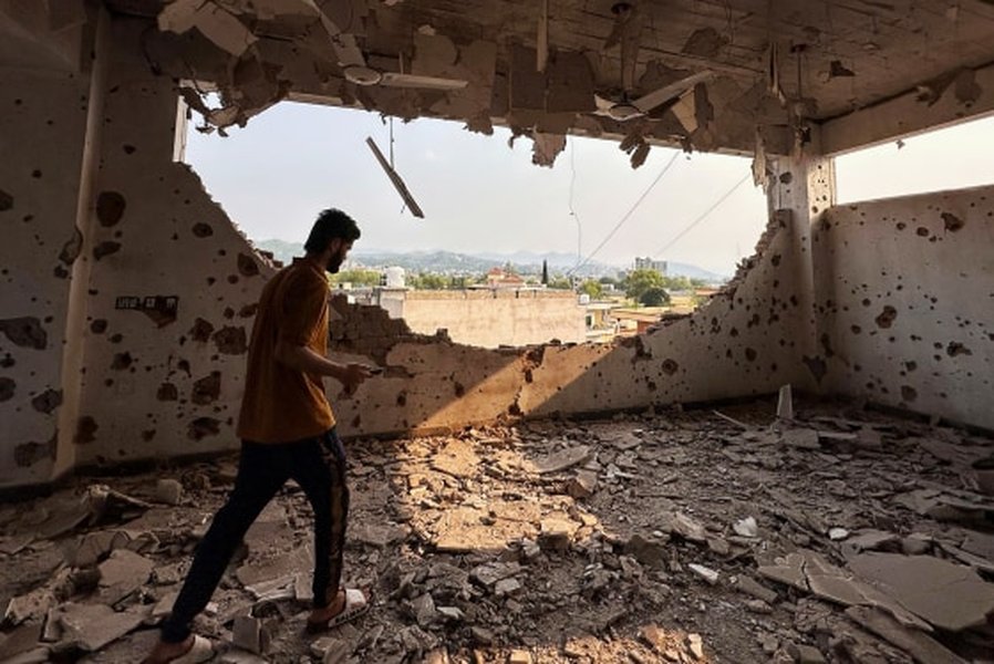 Indian security personnel in Kashmir amid heightened tensions