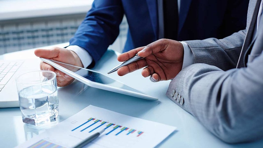 Consulente finanziario in riunione con un cliente