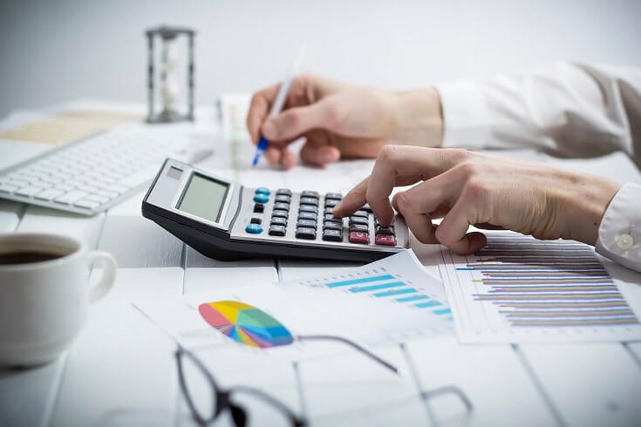 Auditor revisando documentos financieros