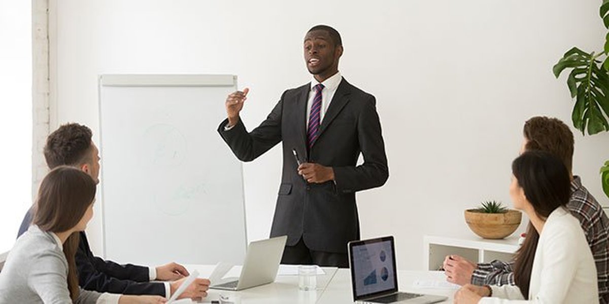 Personnes en formation dans un cabinet de conseil