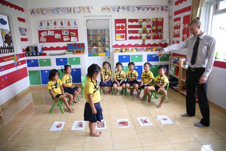 Gambar yang menunjukkan siswa bermain game edukatif di kelas.