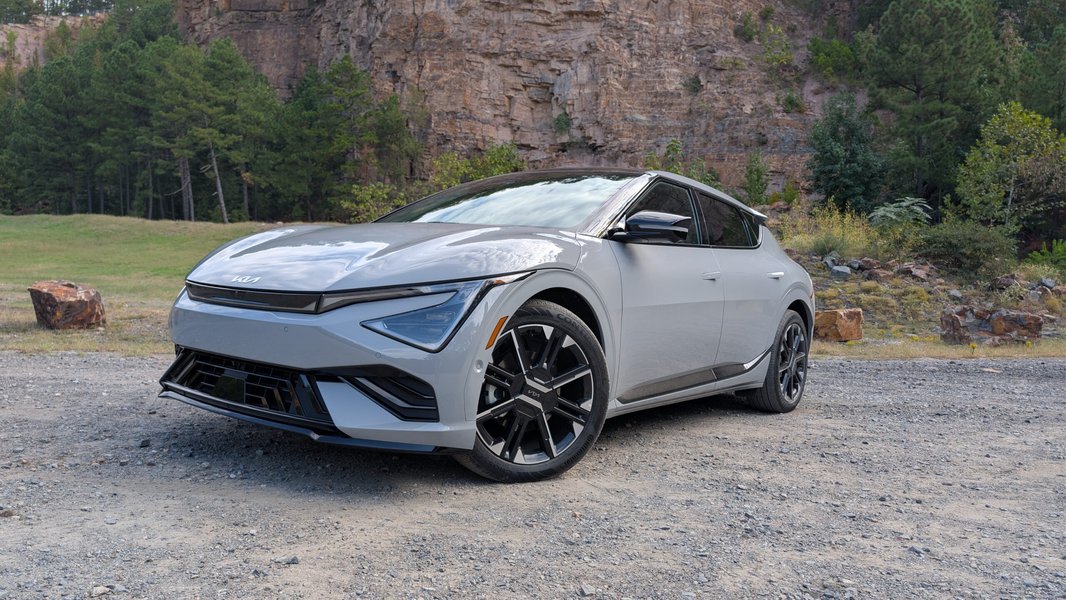 The redesigned rear fascia and sporty lines of the 2026 Kia EV6.