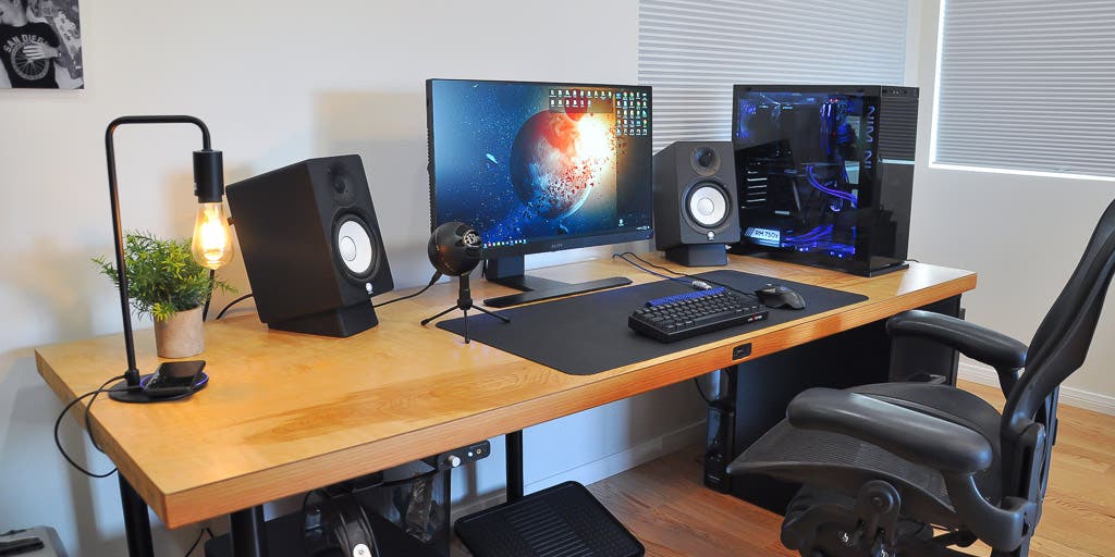 office computer workspace