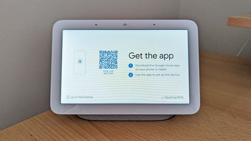 Italian smartphone interface, Google Home setup and modern tech devices