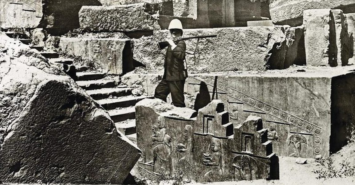 Jane Dieulafoy sur un site archéologique en Perse