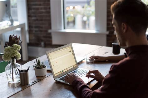 e commerce business office