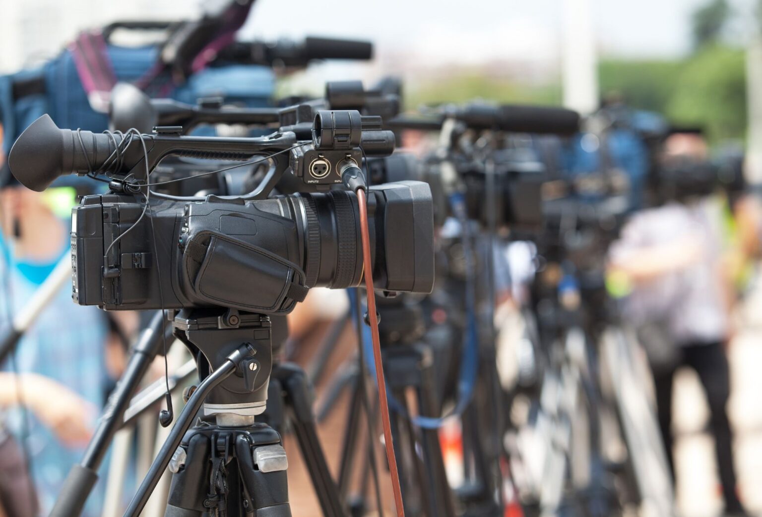 journalistic cameras documents courtroom