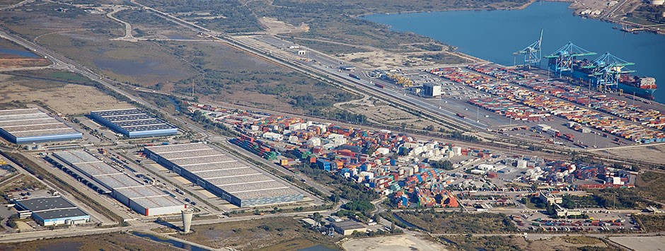 Marseille port, logistical operations, fruit distribution center