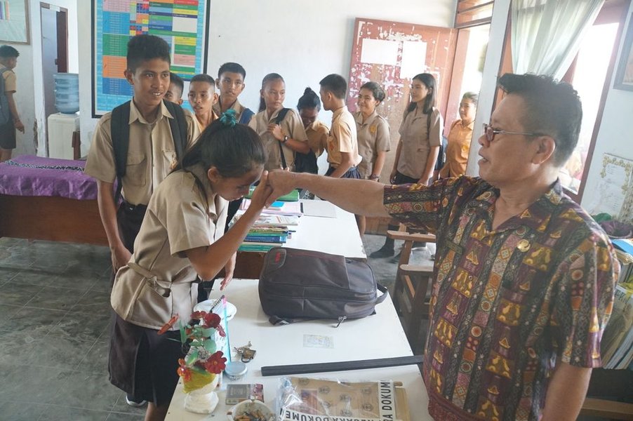 Guru PAK berinteraksi dengan siswa di kelas