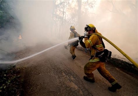 los angeles firefighters battling wildfire
