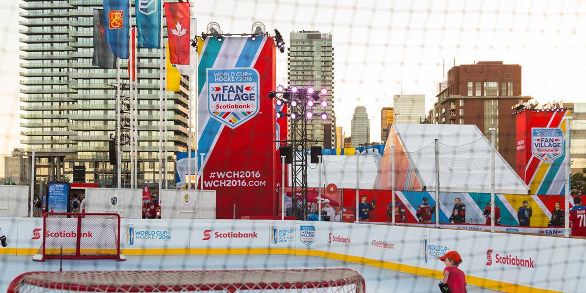 Widok na stadion sportowy z brandingiem miasta, przykład marketingu experiential