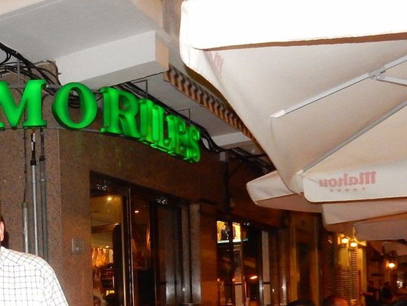 Fachada de un restaurante concurrido con terraza exterior