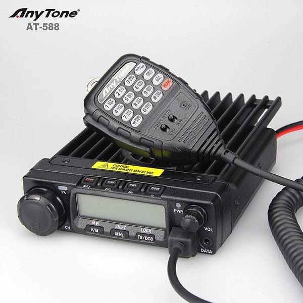 Una persona usando una radio bidireccional de mano. La imagen muestra un dispositivo móvil de comunicación para el cual es relevante la estimación de la potencia promedio local.