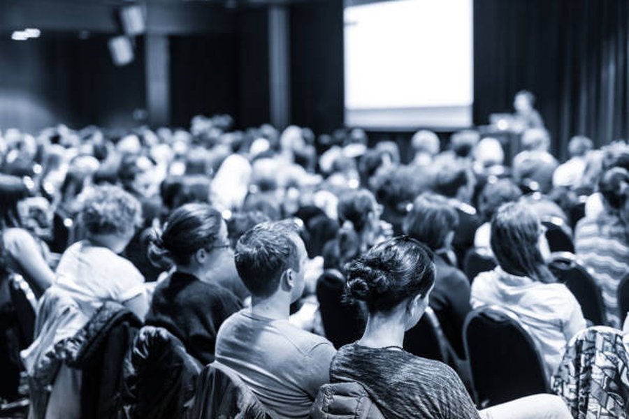 Conférencier présentant devant un public