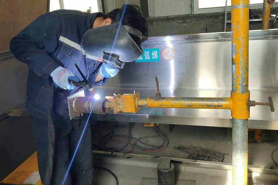 manual-vs-automatic-control-manufacturing-f9mo7pd8
