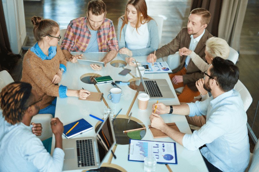 Gruppo di lavoro impegnato in una sessione di brainstorming con post-it