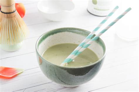 matcha latte preparation