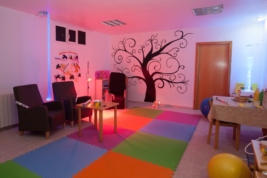 Persona mayor utilizando una cama de agua en una sala multisensorial
