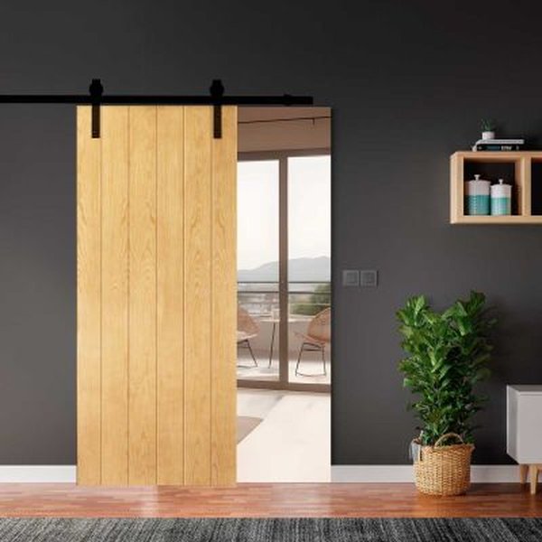 Puerta corredera de madera en una habitación de hotel de lujo