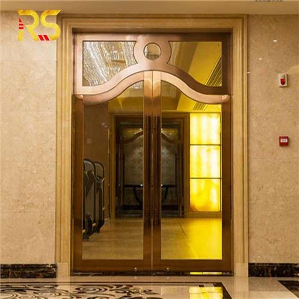 Puerta corredera automática de vidrio en un hotel