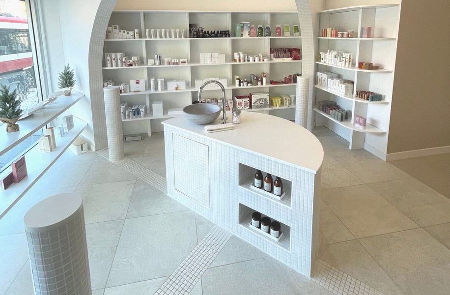 Moderne Apotheke mit Wellness-Produkten