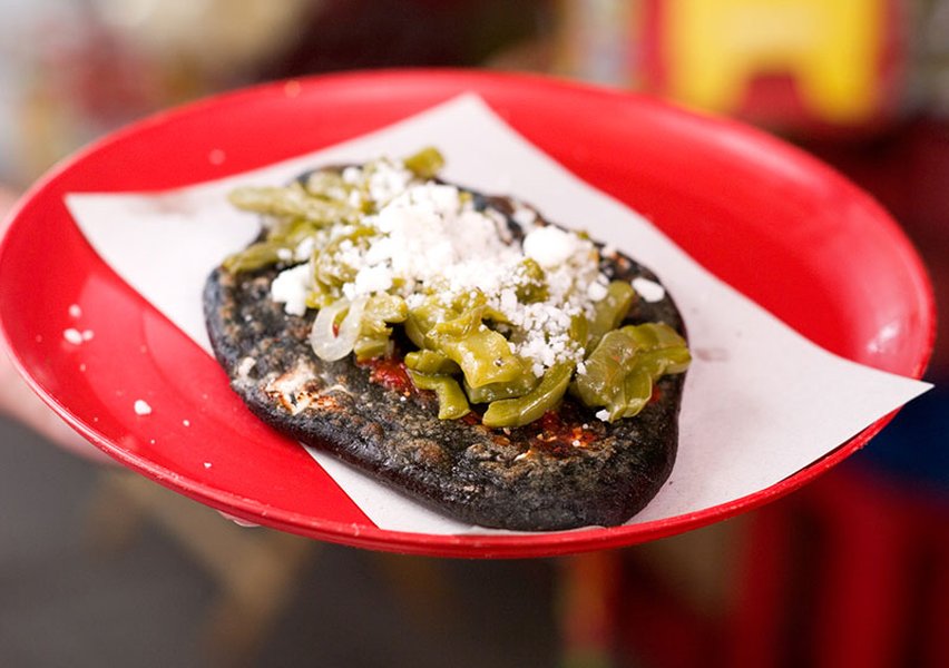 Tlacoyos con salsa y queso