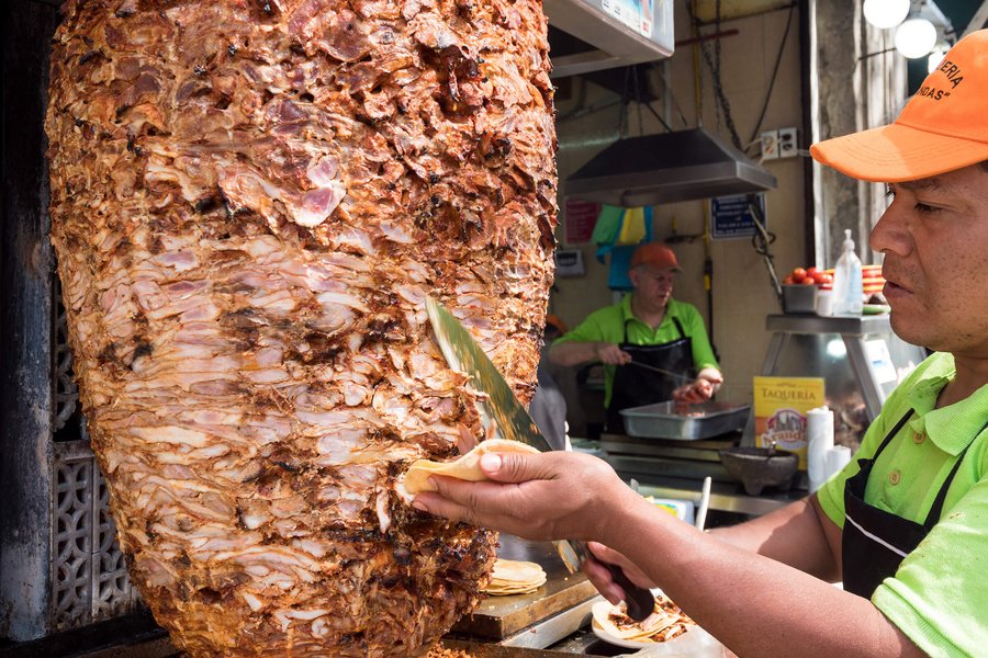 Puesto de comida callejera con variedad de platillos