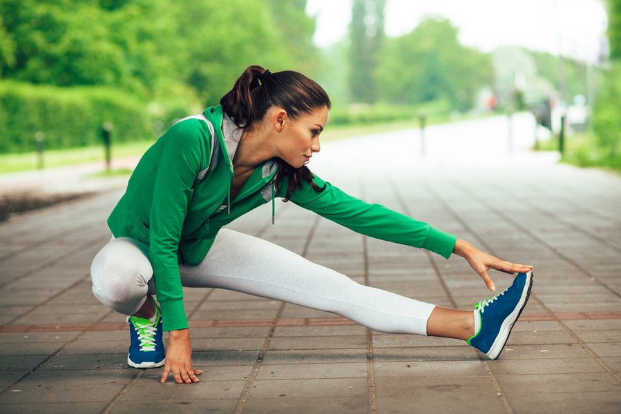 Mujer corriendo en un entorno urbano, demostrando ejercicio cardiovascular
