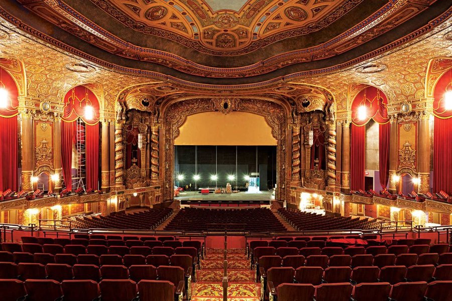 Interior elegante de una sala de cine de arte, BAM Rose Cinema