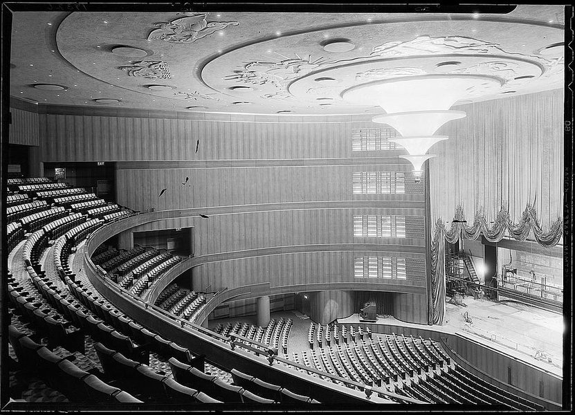 Interior histórico del Roxy Theatre, mostrando su opulencia y gran escala