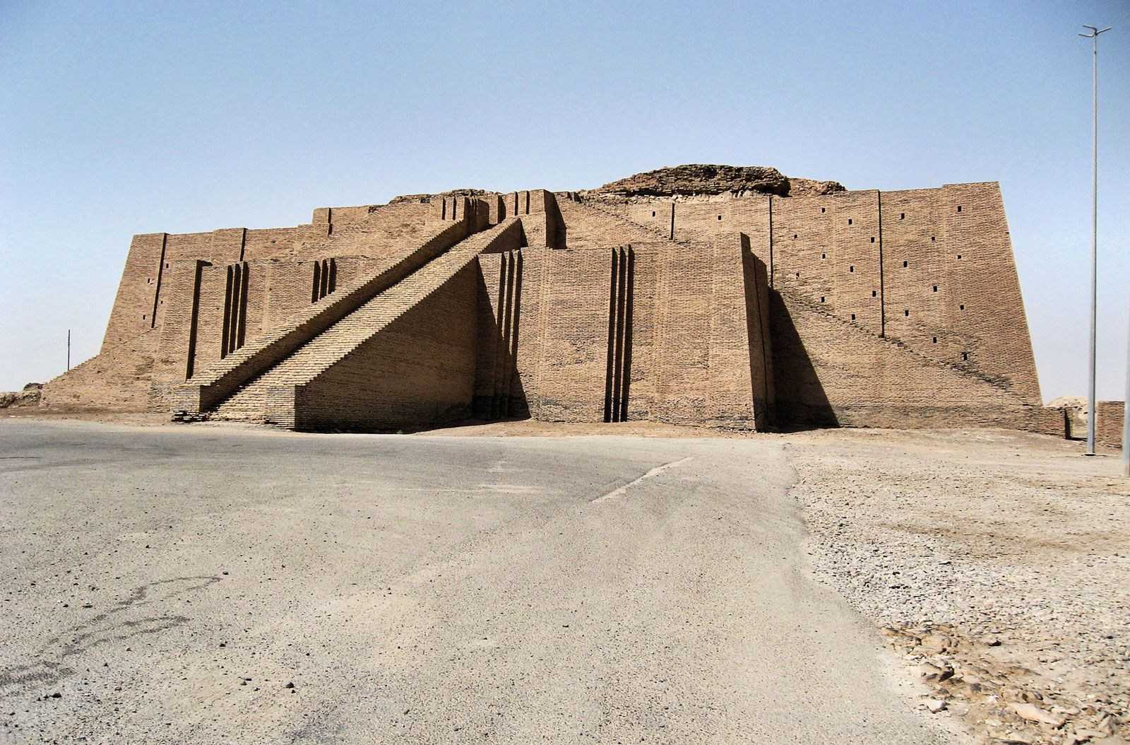 ancient mesopotamian artifacts and architecture