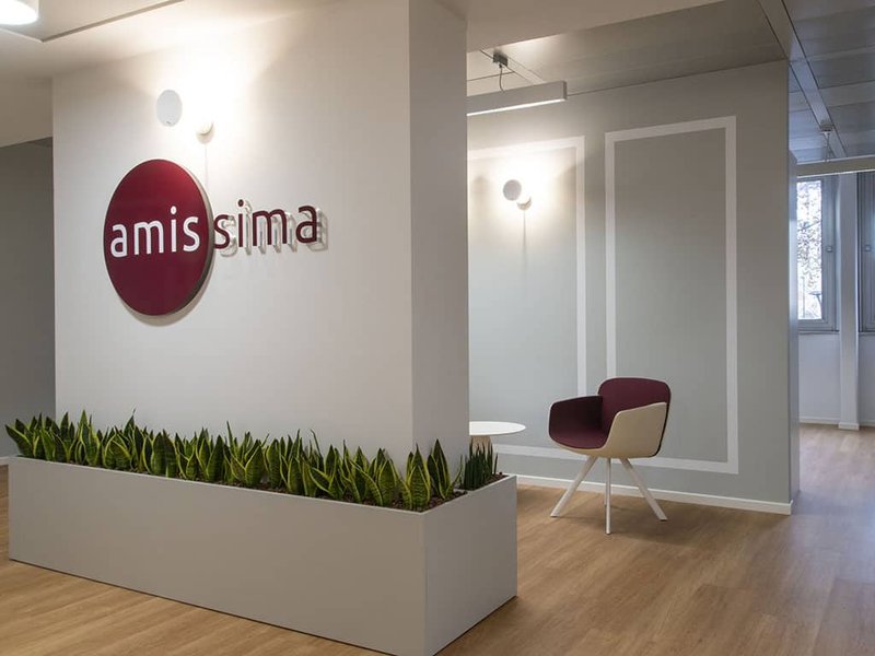 Spazio di lavoro collaborativo in ufficio assicurativo