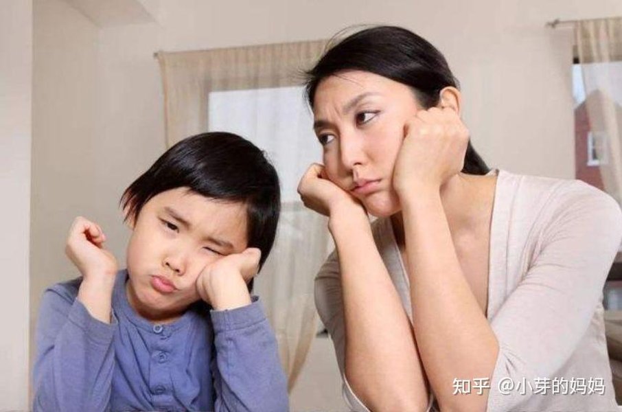 一位母亲和她的两个孩子在家庭环境中
