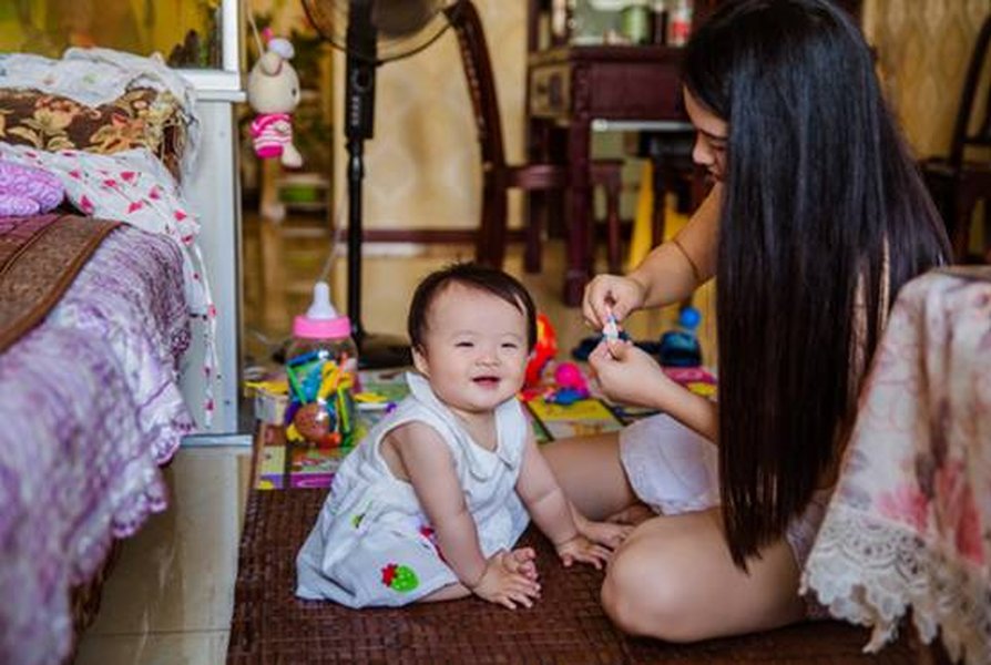 一位年轻母亲和她的孩子在户外