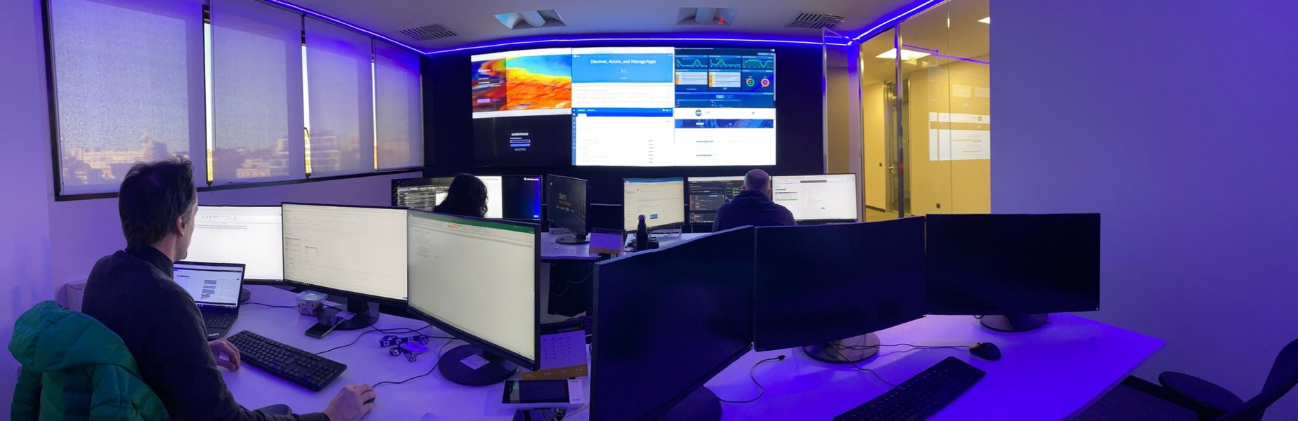 Un centro operativo di sicurezza (SOC) che monitora la rete.