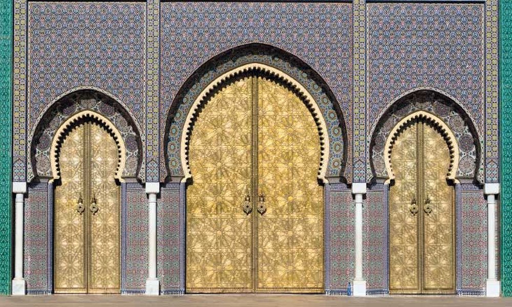 تفاصيل دقيقة لنقوش الزليج الفاسي متعدد الألوان